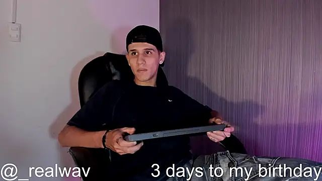 Snapshot of _realwav chatting on October 22, 7:19 am realwav online show from October 22, 7:19 am