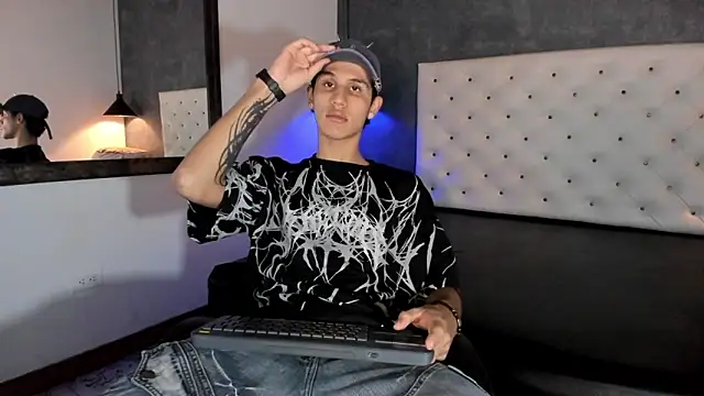 Snapshot of _realwav chatting on November 25, 7:08 am realwav online show from November 25, 7:08 am