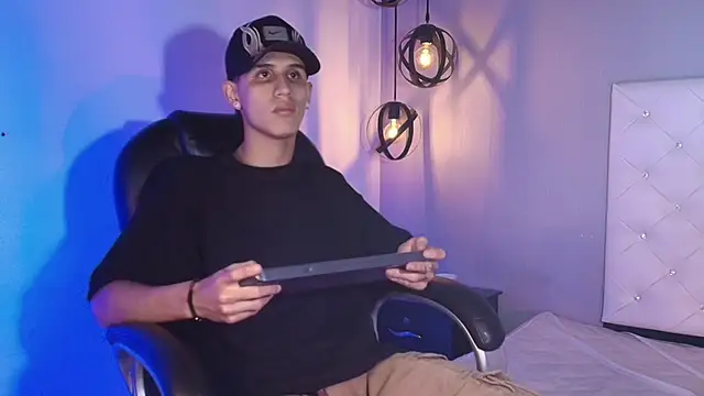 Snapshot of _realwav chatting on December 14, 5:46 am realwav online show from December 14, 5:46 am