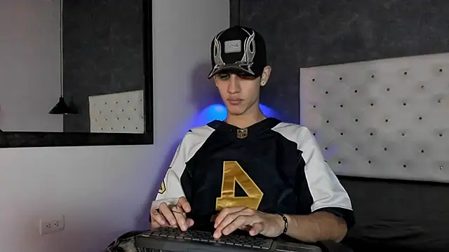 Snapshot of _realwav chatting on November 22, 4:22 am realwav online show from November 22, 4:22 am