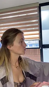 Snapshot of andyzuzka chatting on October 27, 1:34 pm andyzuzka online show from October 27, 1:34 pm