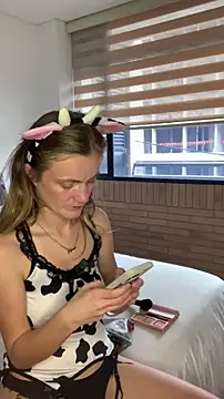 Snapshot of andyzuzka chatting on October 31, 2:46 pm andyzuzka online show from October 31, 2:46 pm