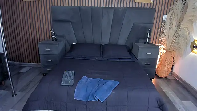 NahomiRichards  online show from May 8, 5:44 am