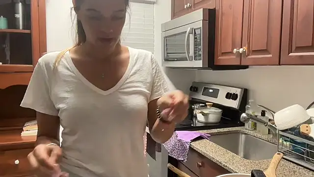 prettyykitty22 online show from May 2, 2:06 am