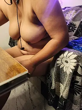 Delisha143 online show from May 28, 8:00 am