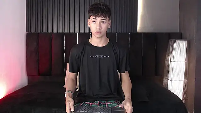 Snapshot of Dominic_ghost chatting on November 13, 3:32 am Dominic ghost online show from November 13, 3:32 am