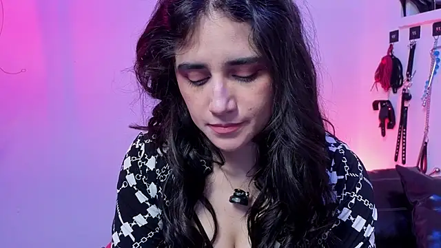 Snapshot of elowen_halley1 chatting on February 17, 8:28 pm elowen halley1 online show from February 17, 8:28 pm