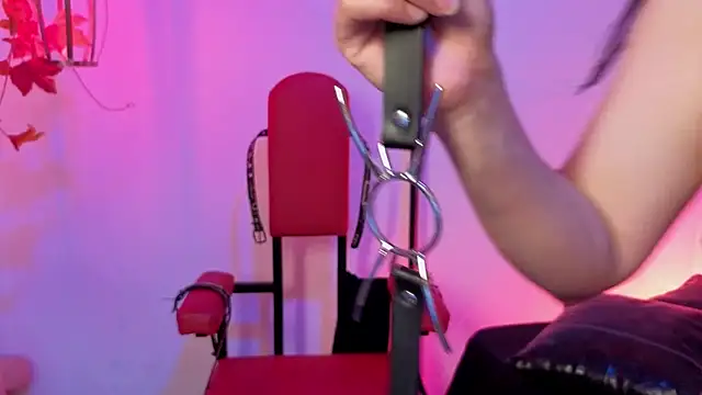 Snapshot of elowen_halley1 chatting on March 4, 8:05 pm elowen halley1 online show from March 4, 8:05 pm