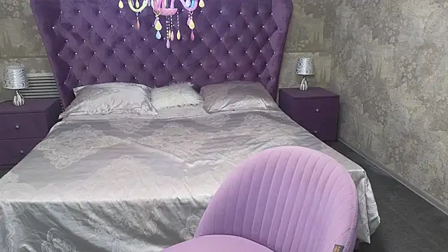 Eloisa Eliot online show from December 2, 4:30 pm