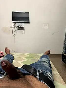 Snapshot of Hotguyforfun chatting on December 5, 12:15 pm Hotguyforfun online show from December 5, 12:15 pm