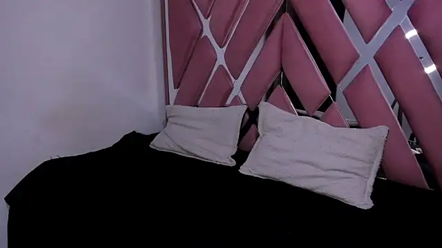 Snapshot of Alynn_Bri_ chatting on February 8, 2:20 am Alynn Bri online show from February 8, 2:20 am