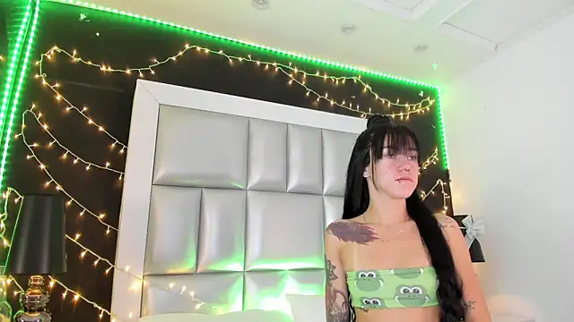 Snapshot of athziry_g chatting on February 18, 3:19 pm athziry g online show from February 18, 3:19 pm