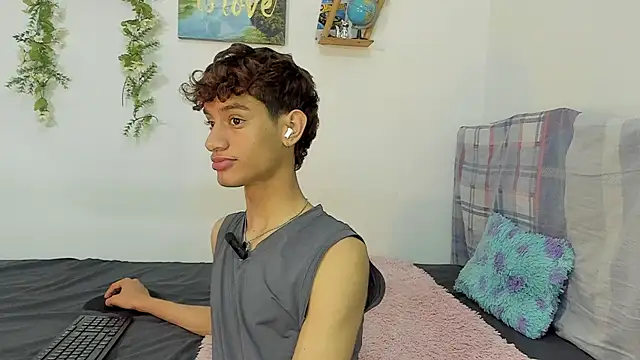 Snapshot of Peterfrost19 chatting on October 7, 6:14 am Peterfrost19 online show from October 7, 6:14 am