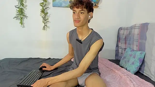 Snapshot of Peterfrost19 chatting on October 8, 11:05 pm Peterfrost19 online show from October 8, 11:05 pm