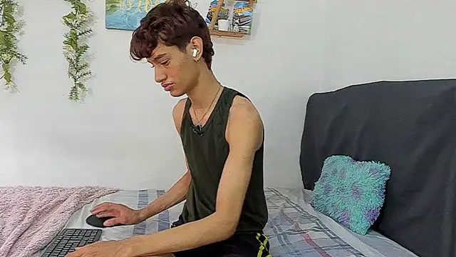 Snapshot of Peterfrost19 chatting on October 16, 3:20 pm Peterfrost19 online show from October 16, 3:20 pm