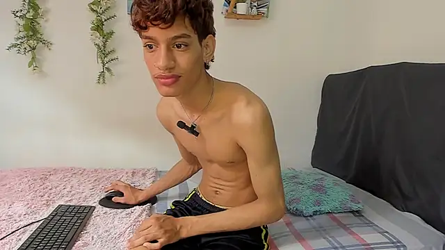 Snapshot of Peterfrost19 chatting on October 14, 3:45 pm Peterfrost19 online show from October 14, 3:45 pm