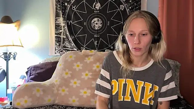 Snapshot of onlysunidreamss chatting on October 11, 2:23 am onlysunidreamss online show from October 11, 2:23 am