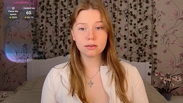 Snapshot of _influensii_ chatting on September 18, 4:37 am influensii online show from September 18, 4:37 am