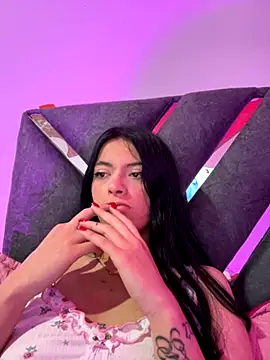 Snapshot of LiaCollings chatting on December 2, 11:45 am LiaCollings online show from December 2, 11:45 am