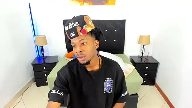 Snapshot of maikol_monstercock chatting on October 7, 4:24 am maikol monstercock online show from October 7, 4:24 am