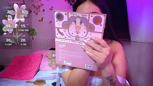 Snapshot of emily_cooper_t chatting on July 9, 9:14 pm emily cooper t online show from July 9, 9:14 pm