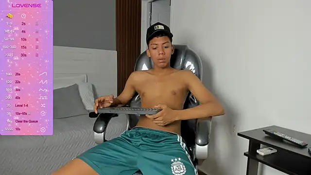 Snapshot of Brunette__boy chatting on November 15, 3:21 am Brunette boy online show from November 15, 3:21 am