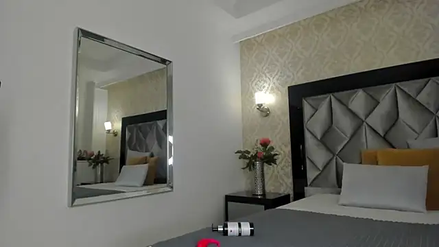 Layla Mackenzie online show from October 6, 2:46 am