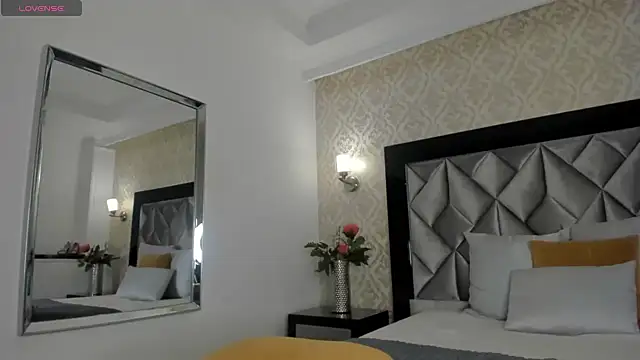 Layla Mackenzie online show from October 4, 12:01 am