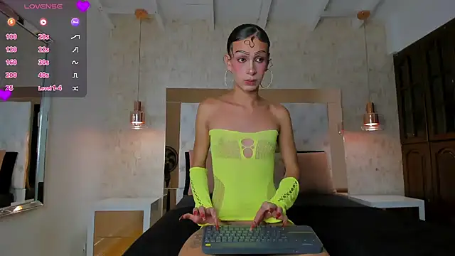 Snapshot of Layla_Mackenzie chatting on February 18, 6:00 am Layla Mackenzie online show from February 18, 6:00 am