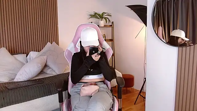 Lina Montclair online show from February 11, 5:35 pm