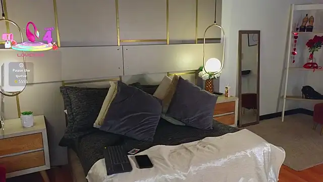 Lina Montclair online show from April 7, 7:04 pm