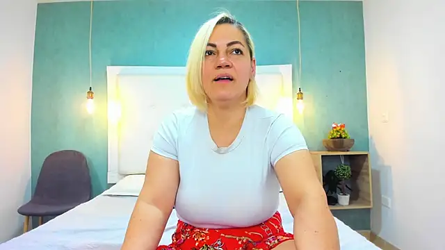 Snapshot of Heidy_milf chatting on November 5, 8:23 pm Heidy milf online show from November 5, 8:23 pm