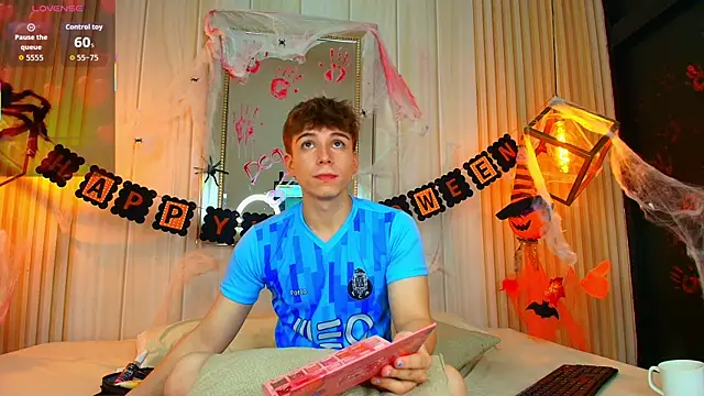 Snapshot of TaylerWhite chatting on October 27, 12:28 pm TaylerWhite online show from October 27, 12:28 pm