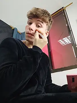 Snapshot of TaylerWhite chatting on November 16, 12:32 pm TaylerWhite online show from November 16, 12:32 pm