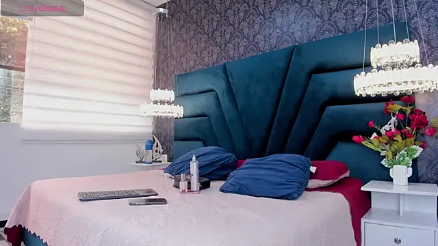 TaylerWhite online show from March 22, 6:42 pm