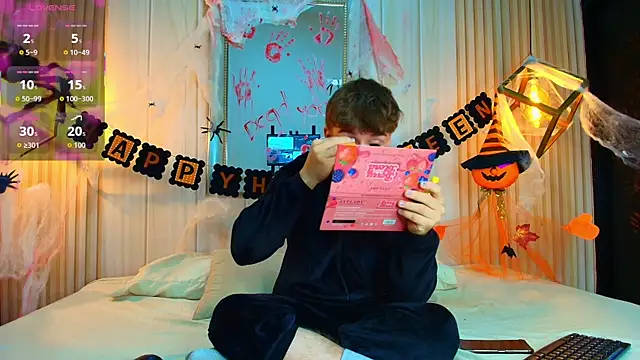 Snapshot of TaylerWhite chatting on October 26, 1:00 pm TaylerWhite online show from October 26, 1:00 pm