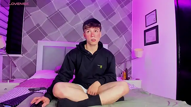 Snapshot of TaylerWhite chatting on November 15, 12:09 pm TaylerWhite online show from November 15, 12:09 pm