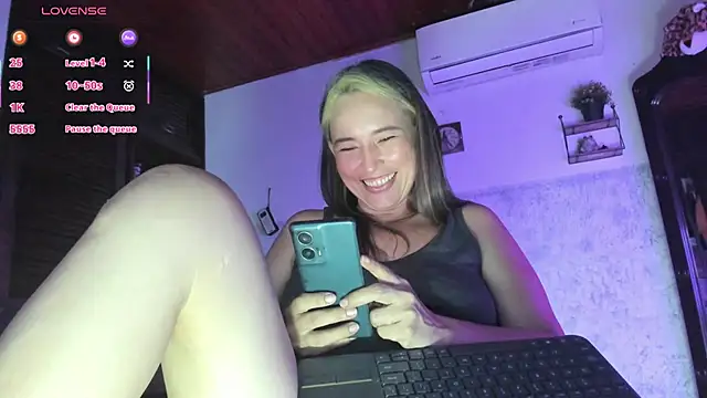 Snapshot of marly_charm_ chatting on October 22, 3:39 am marly charm online show from October 22, 3:39 am