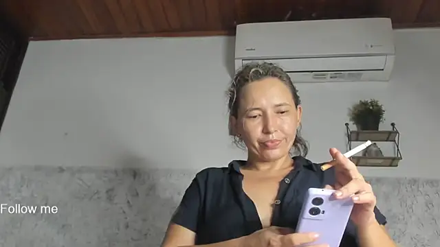 Snapshot of marly_charm_ chatting on November 23, 1:48 am marly charm online show from November 23, 1:48 am