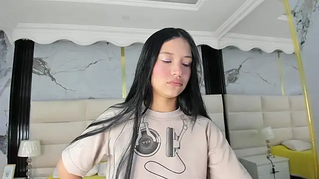 Sophie Calloway online show from April 13, 2:43 pm