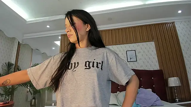 Sophie Calloway online show from February 24, 2:40 pm