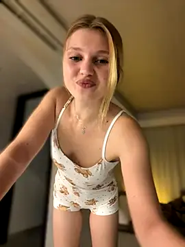 Snapshot of Emaline_Fane chatting on November 14, 6:44 pm Emaline Fane online show from November 14, 6:44 pm