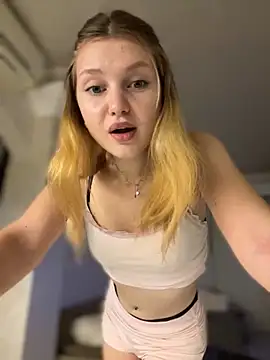 Snapshot of Emaline_Fane chatting on December 3, 6:18 pm Emaline Fane online show from December 3, 6:18 pm