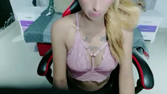 Snapshot of charlotte_phaeton chatting on February 12, 12:32 am charlotte phaeton online show from February 12, 12:32 am