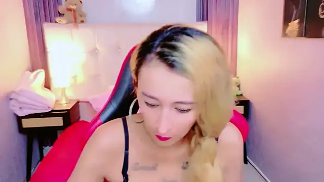 Snapshot of charlotte_phaeton chatting on June 19, 8:25 pm charlotte phaeton online show from June 19, 8:25 pm