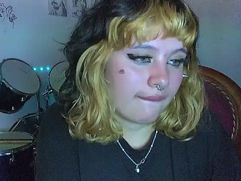 Snapshot of _MoonBlue_ chatting on December 15, 6:19 am MoonBlue online show from December 15, 6:19 am