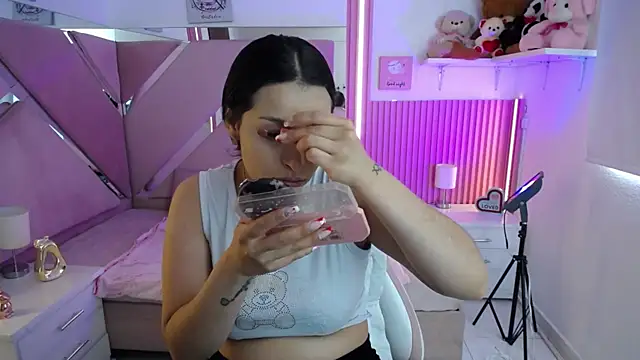 Mia garcia28 online show from December 1, 7:48 pm