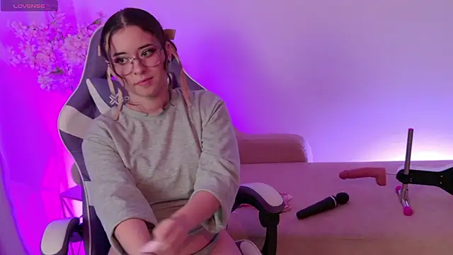 Mia wee online show from February 16, 7:01 pm