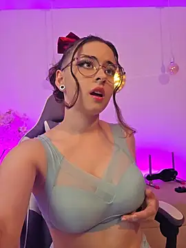 Mia wee online show from February 20, 6:54 pm