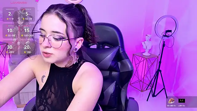 Mia wee online show from October 19, 6:21 pm